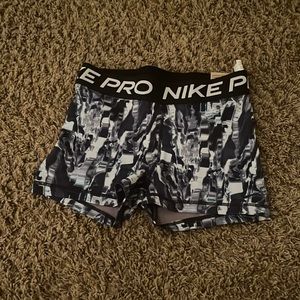 NWT women’s nike pros shorts size medium